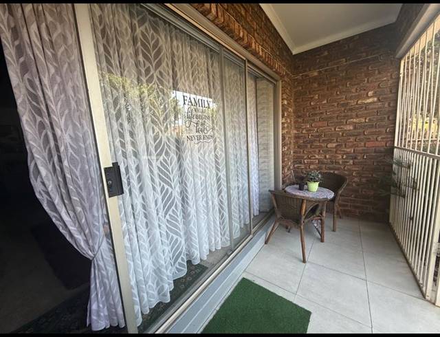 2 BEDROOM TOWNHOUSE FOR SALE IN FLORA GARDENS